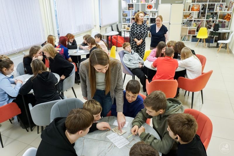 Участники познавательной интерактивной программы для школьников «Секреты берестяных грамот с роботом Серёжей»