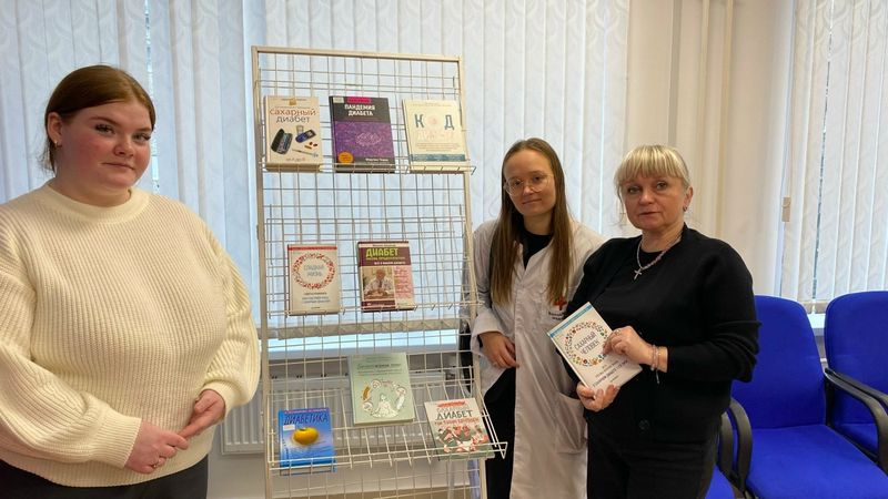 Волонтеры-медики ПсковГУ направления «Лечебное дело» и Ирина Чернявская, заведующая отделом гуманитарной литературы