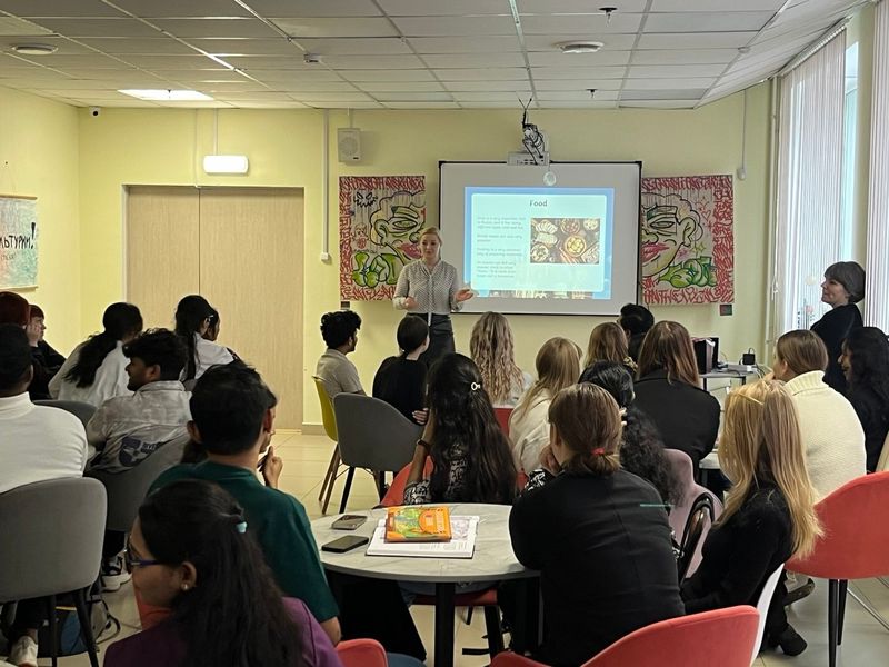 Заведующая Региональным центром по сохранению исторической памяти Анна Дунаева на встрече культур