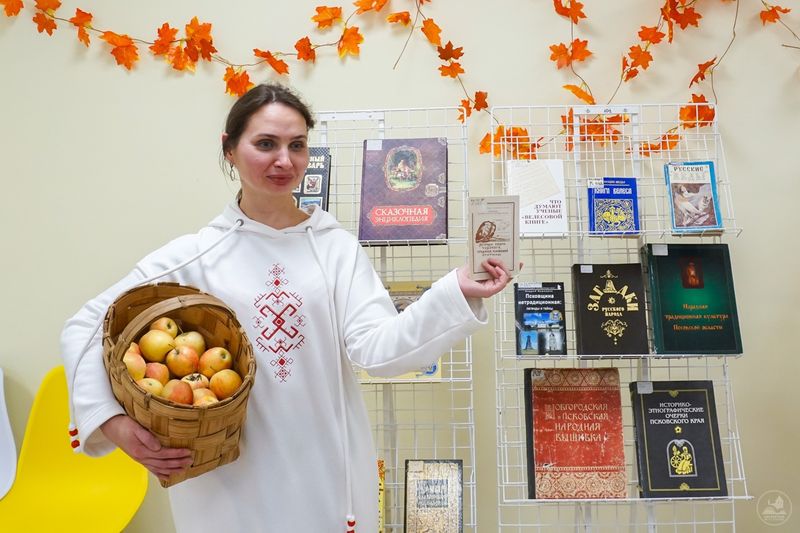 Главный библиотекарь отдела регионоведения Ирина Легкова