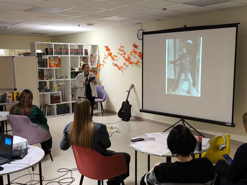 Руководитель поэтического клуба "Зеркало" Антонина Голубева