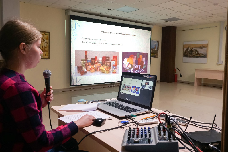 Алина Курбатова Псков  Псковская областная универсальная научная библиотека (ГБУК ПОУНБ) - В  библиотеке имени Курбатова состоялся Час экологии «Полезный мусор» для  учащихся одной из школ города