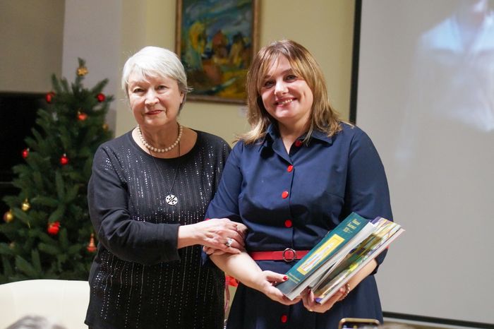 Валентина Ганибалова и генеральный директор библиотеки имени Курбатова Лариса Егорова