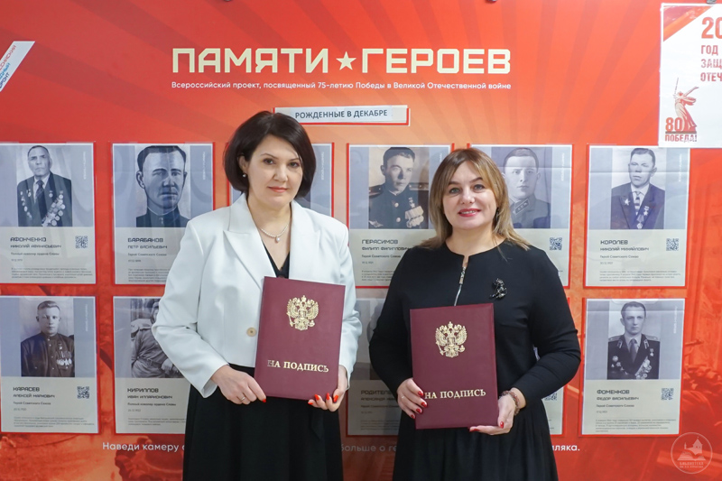 Руководитель псковского филиала Государственного фонда «Защитники Отечества» Надежда Васильева и Генеральный директор библиотеки имени Курбатова Лариса Егорова.