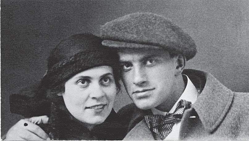 Л. Брик и В.Маяковский, 1915 г. Первая совместная фотография-«амулет», которую Маяковский хранил в отцовском портсигаре